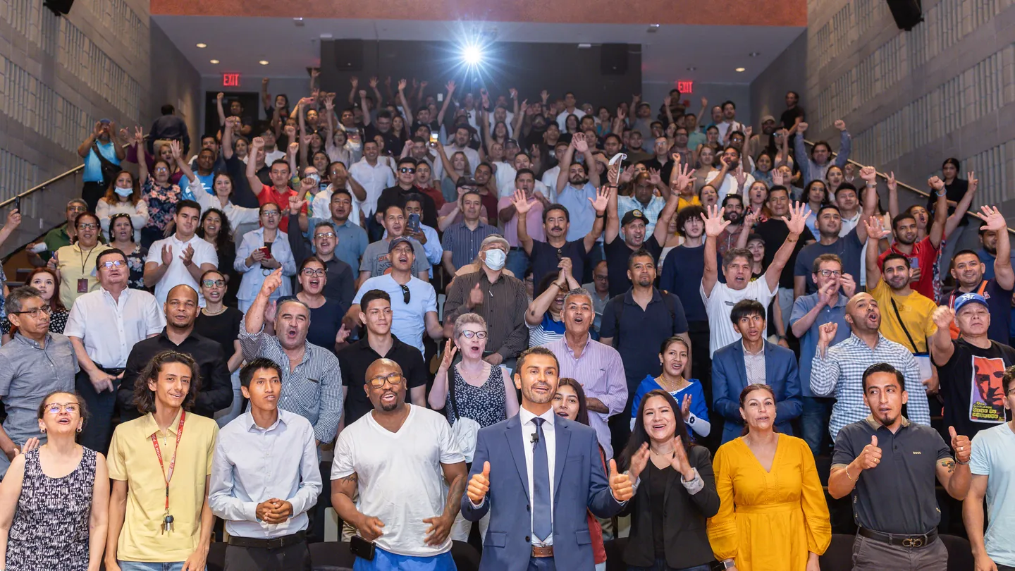 Oscar Bonilla con los asistentes de un evento presencial de Elite One Trading