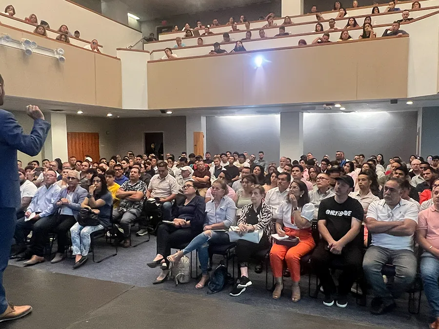 Oscar Bonilla presentando ante un auditorio lleno